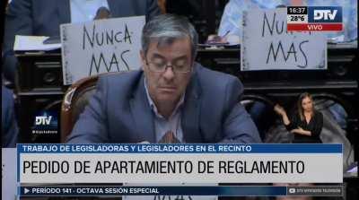 Puse Diputados TV por dos segundos y ya se estaban bardeando. Casi 2 millones de pesos al mes cada uno para hacer esto.