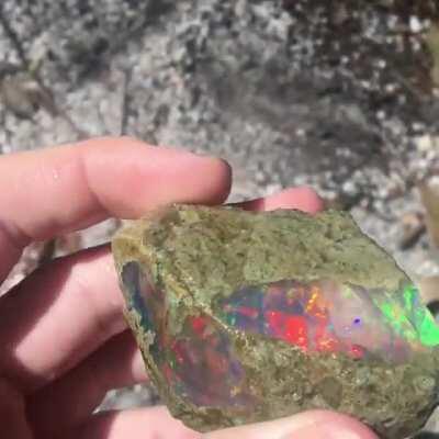 Чувак наконец получил посылку с желтым опалом, который он подарил себе на 21й др