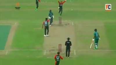 Shoaib Malik gets run out in the most bizarre manner possible against Bangladesh