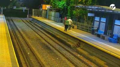 Lo quiso echar de la estación de trenes y le pegó una piña letal