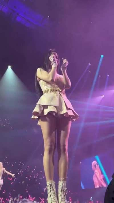 JISOO thighs