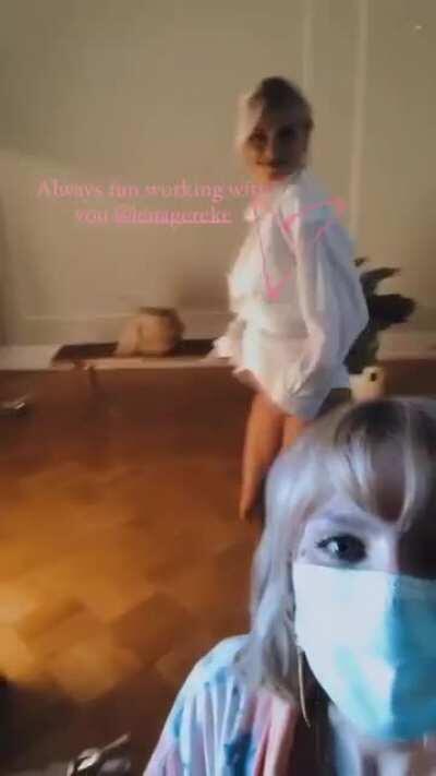 Lena zeigt wieder ihrer Riesendinger mit weitem Ausschnitt + ihren Arsch!🔥