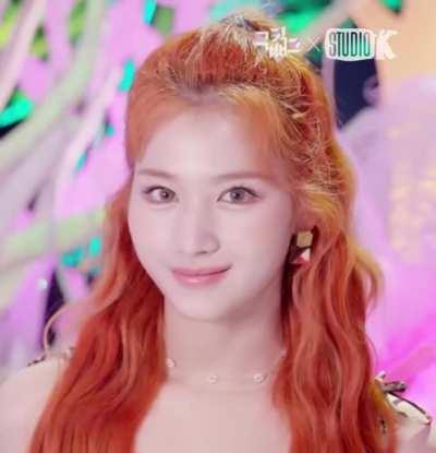 200605 - Sana looking right into your soul