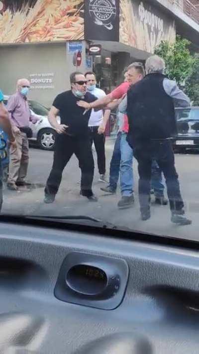 Εσείς παίζετε τιποτα μπουνιές στην μέση του δρόμου;