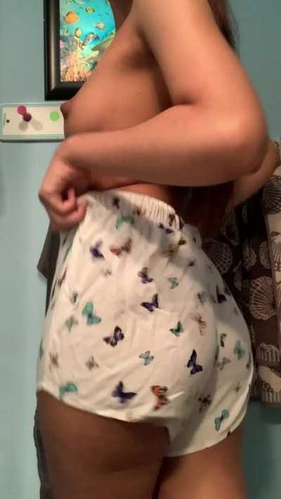 Every 👍🏽 will get 3 free pussy pics in your DM'S 😊