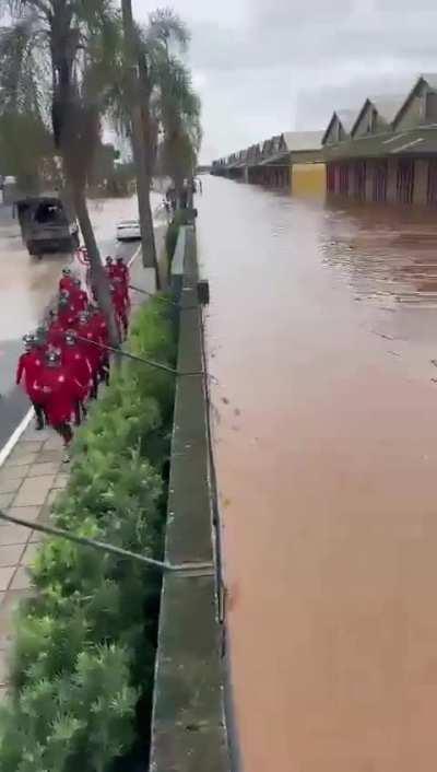 Água em Porto Alegre continua subindo. Há chance de passar POR CIMA do muro de contenção