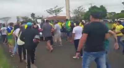 Motorista tenta furar bloqueio bolsonarista em Mirassol