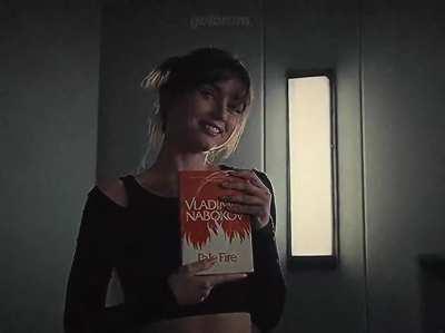 Она красивая