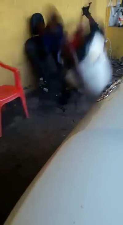 Alguien comiendo de pana