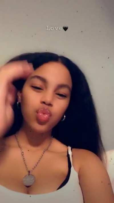 Sexy glossy lips for sucking dick👅