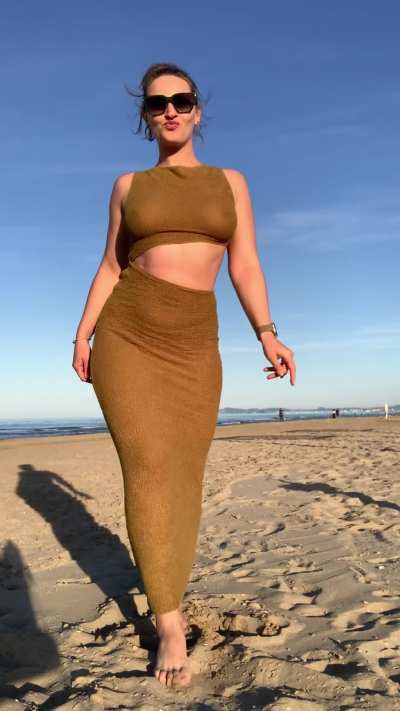 Getting my sandy toes wet and my tits shaking on the beach 🌊💃