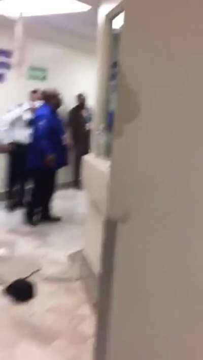 Un paciente del Hospital Universitario, en Monterrey, trata de huir a través de los ductos del nosocomio.