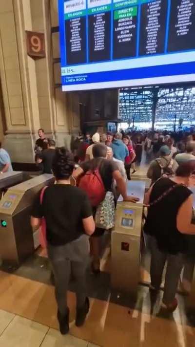 Trenes Argentinos pierde 3 millones de dólares diarios, se pagan menos boletos que en el año 1999. Ahora encima incentivan los saltos de molinete. Necesitamos privatizar con urgencia este agujero negro de déficit.