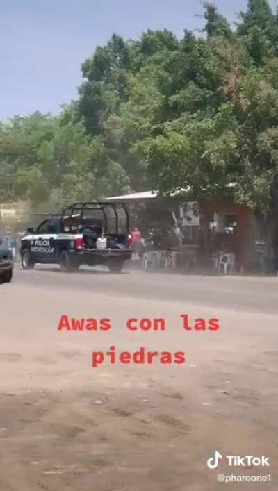 Como les mandan saludos a la policía