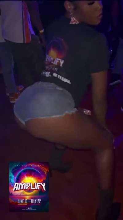 She's at it again 👌🏽(@official.deefinewhine)