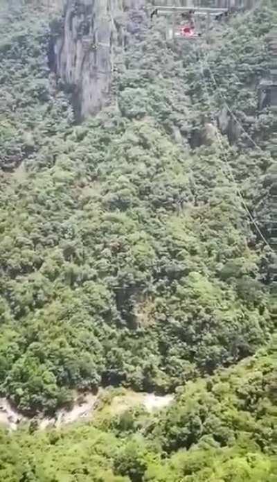 Zip line ride in China goes wrong 