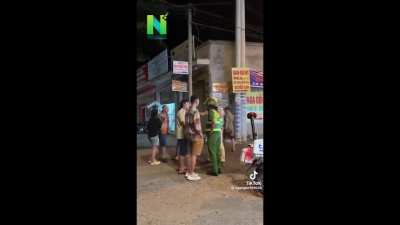 Traffic cop fires pistol up in the air to intimidate guys. Guys show 0 reaction.