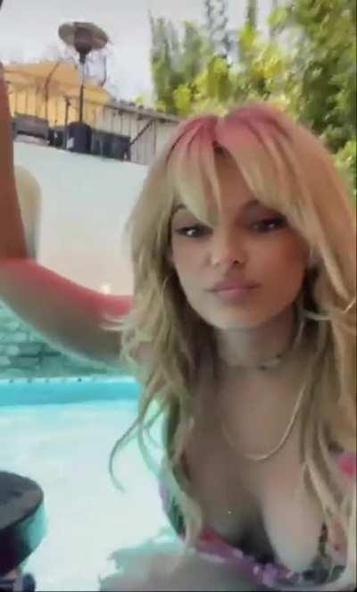 Pool Dance - IG Story June 2021