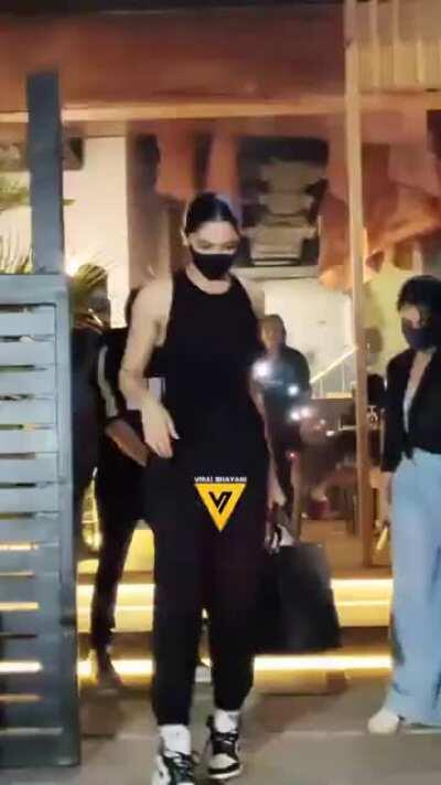 Deepika Padukone's back👅🥵