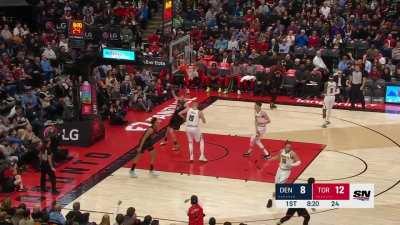 [Highlight] Scottie Barnes finds Poeltl for the dunk in transition as the lane is left wide open!