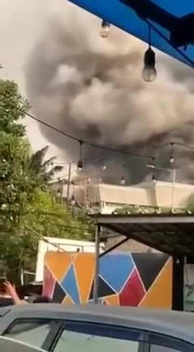 The dome of the Grand Mosque of the Islamic Center in Indonesian Jakarta collapsing. 19 Oktober 2022