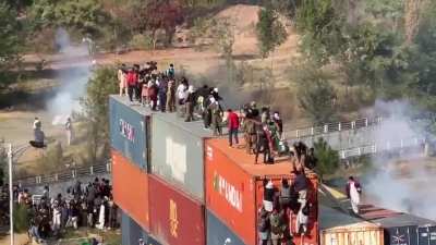 BREAKING NEWS: PTI Protesters Reach D-Chowk, Pakistan Army Foot Soldiers Assist Protesters in Climbing Containers, Soldiers Seen Hugging Protesters