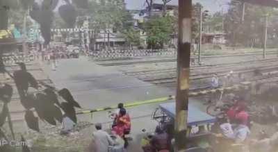 A pedestrian cyclist was not fast enough to cross a railroad crossing