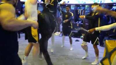 [Highlight] Nikola Jokic leads the surprise water attack on Michael Malone to celebrate his 300th win with the Nuggets