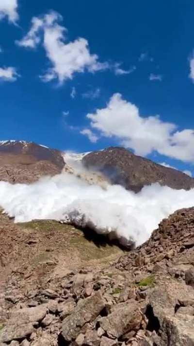 Tourists film avalanche in Kyrgyzstan.