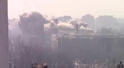 Russians use TOS-1A thermobaric rocket on residential building, Mariupol (Unpublished footage)