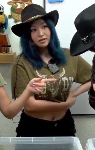 Hyoon's midriff