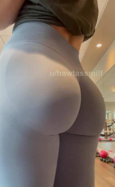 the guys at my gym love my 41 yr old mombod... wonder why 😝