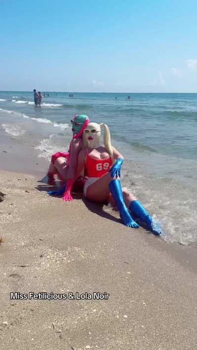 Wearing latex at the beach 😎