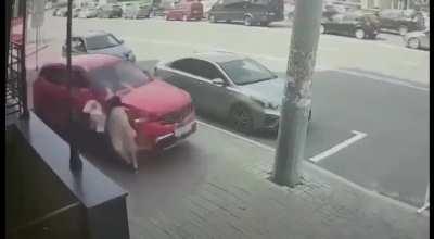 A resident of Kazan apparently got confused in the pedals. According to her, the brakes failed