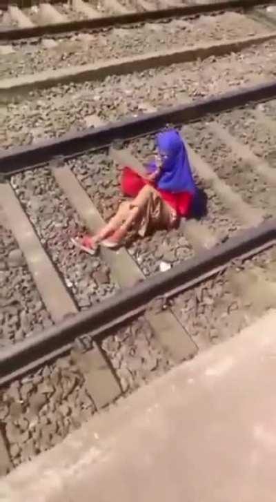 baat khatam nhi hui , saayad ??