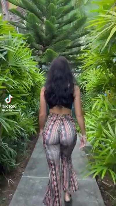 Soft & Jiggly No.586 😍🍑 (Guys Think I’ve Found A New Walking Jiggle Princess 😻)