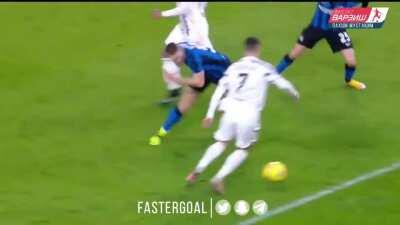 Cristiano Ronaldo dribbles past Skriniar and Barella, forces Handanovic into a save 70' - Juventus vs Inter