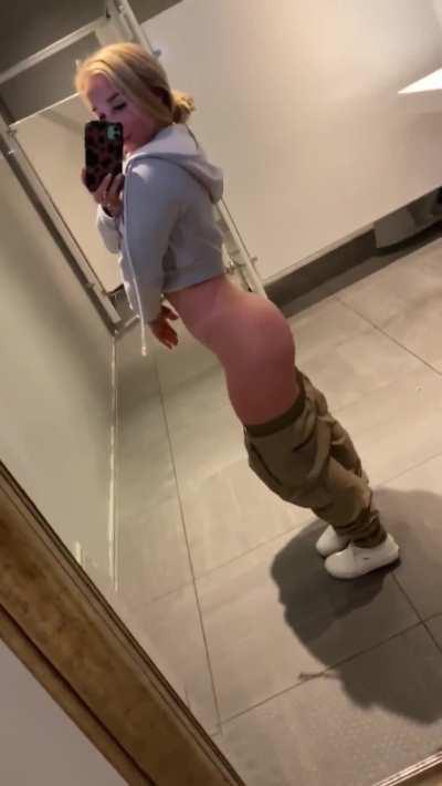 Bend me over in the public bathroom 😋 [gif]