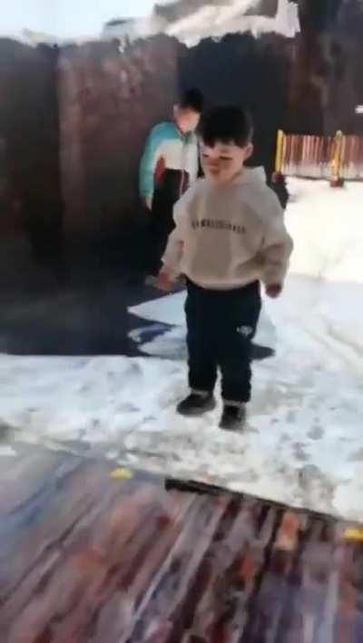 Kids in 3D room losing balance..