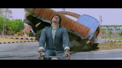 Мужчина сожалеет о разбитом велосипеде