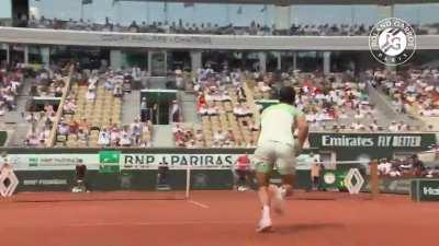 Alcaraz with a contender for shot of the year against Djokovic