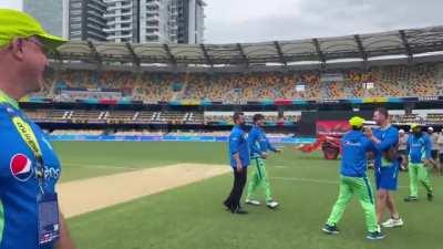 Mohammad Wasim accepts the throw challenge from Matthew Hayden and Naseem Shah ☄️