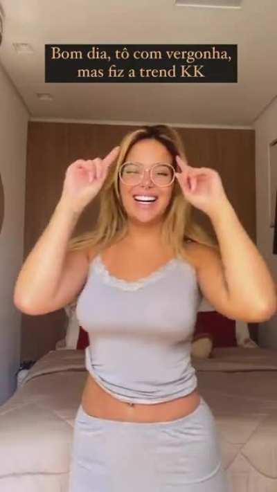 olha q gostosa, o peitinho marcado 🤤