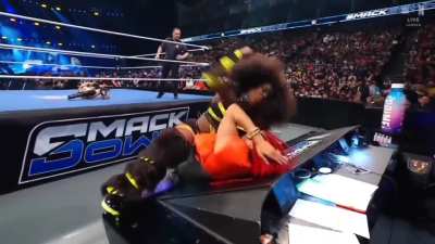 Oh Mia, since you're backing up Jade, now both you & B-Fab are Naomi's enemies!