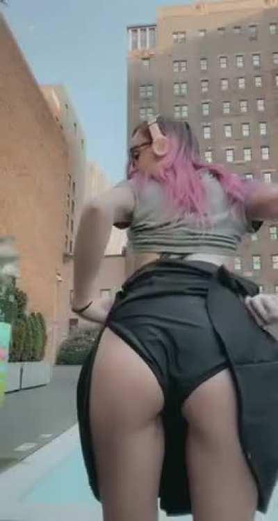 [gif] Imagine my neighbors surprise when they look out their window to watch the sunrise and see me like: