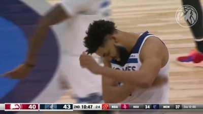 [Highlight] KAT gets a full head of steam on the fast break and throws it down