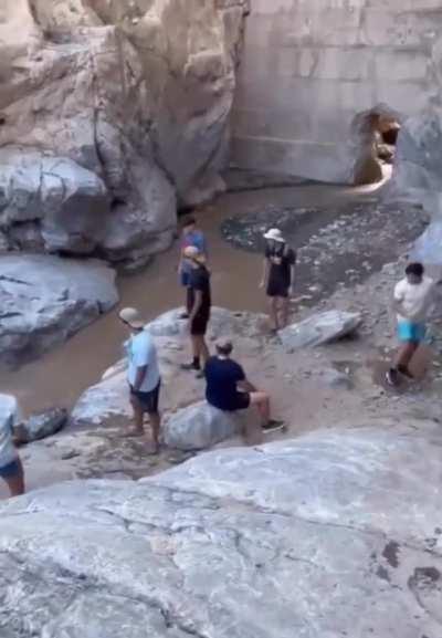 Tirar piedras al río (cosa de hombres)