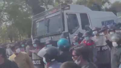 缅甸💊： 防爆警察叛变了，走到人民群众这一边