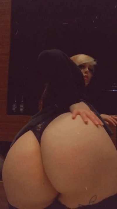 Trying to convince you to fuck me 🖤