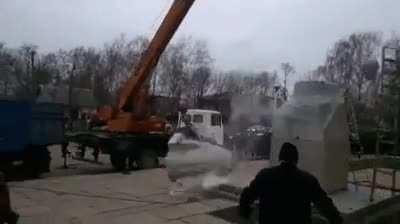 Statues shouldn't be removed no matter what. They are a reminder of history! That said; oh bwoi does it look funny.